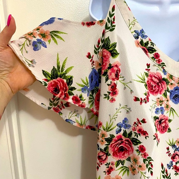 Flower and Feather brand cold shoulder top 2X floral design with crisscross - Picture 5 of 6